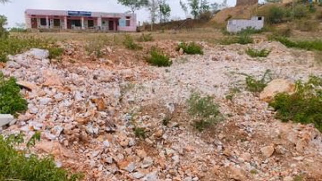 क्वार्ट्ज पत्थरों का अवैध खनन