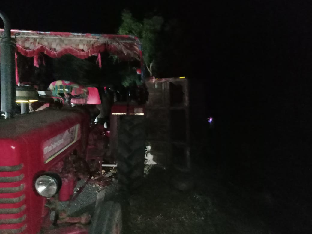 IMG 20240129 WA0008 ट्रैक्टर और क्रूजर जीप की टक्कर