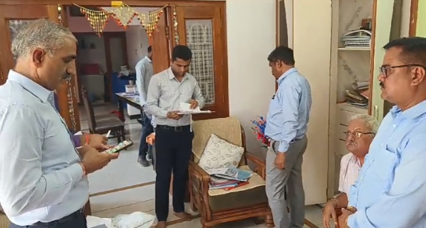 गिरदावर दिनेश पंचाल के घर की तलाशी