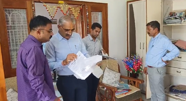 गिरदावर दिनेश पंचाल के घर की तलाशी