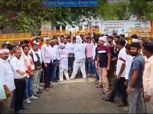 शिक्षा मंत्री के बयान के विरोध में प्रदर्शन