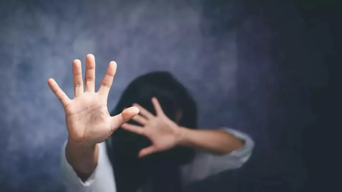 घर में अकेला पाकर पिता ने किया बेटी से रेप