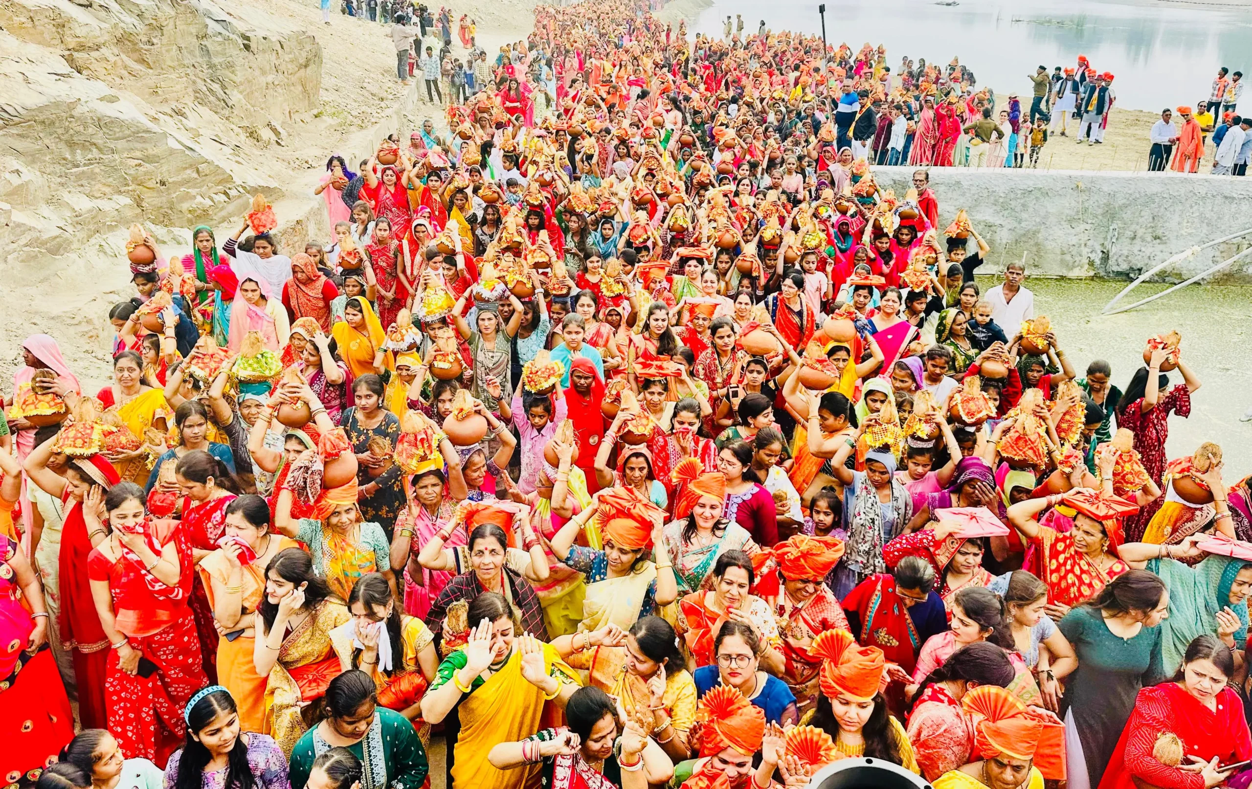 भव्य कलश यात्रा के साथ रामकथा का आगाज
