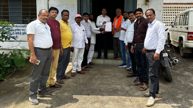 निठाउवा थाना क्षेत्र में 6 वर्षीय बालिका से दुष्कर्म व हत्या, आक्रोशित लोगों ने फांसी की मांग को लेकर एसडीएम को ज्ञापन सौंपा