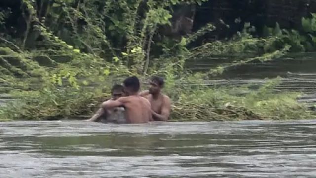 मोरन नदी में बहा युवक बचाया गया